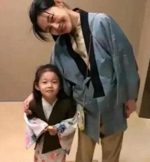 揭秘娱乐圈最新热点：从恋情曝光到公益闪光的时间线回顾