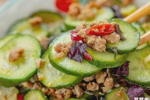 揭秘娱乐圈最新热点：从恋情曝光到公益闪光的时间线回顾