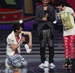 张亮骑摩托戴头盔喝茶，这操作真是酷又逗！