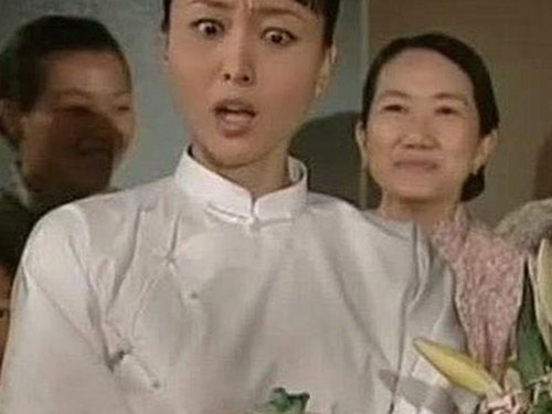 娱乐圈女生“吃瓜”背后的心酸与生存智慧