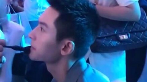 娱乐圈女生“吃瓜”背后的心酸与生存智慧